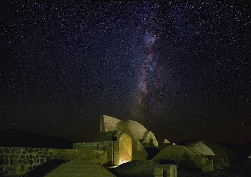 آسمان شب در کاروانسرای شاه عباسی قصر بهرام
